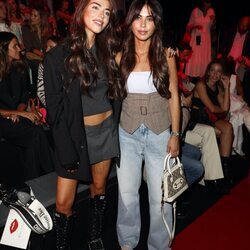 Violeta Mangriñán con su hermana Lili en el front row de la Mercedes Benz Fashion Week septiembre 2022