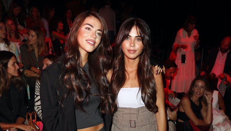 Violeta Mangriñán con su hermana Lili en el front row de la Mercedes Benz Fashion Week septiembre 2022