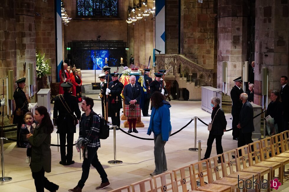 El Rey Carlos III durante la Vigilia de la Princesa en la Catedral de Edimburgo