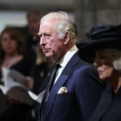 Los Reyes Carlos III y Camilla en el servicio religioso por Isabel II en Cardiff