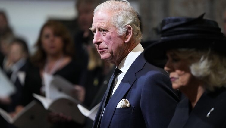 Los Reyes Carlos III y Camilla en el servicio religioso por Isabel II en Cardiff