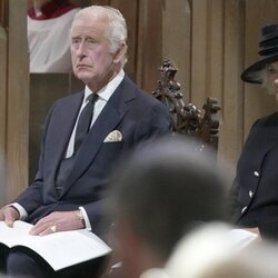 Los Reyes Carlos III y Camilla durante el servicio religioso por Isabel II en Cardiff