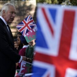 El Rey Carlos III saludan tras el servicio religioso por Isabel II en Cardiff