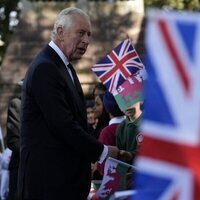 El Rey Carlos III saludan tras el servicio religioso por Isabel II en Cardiff