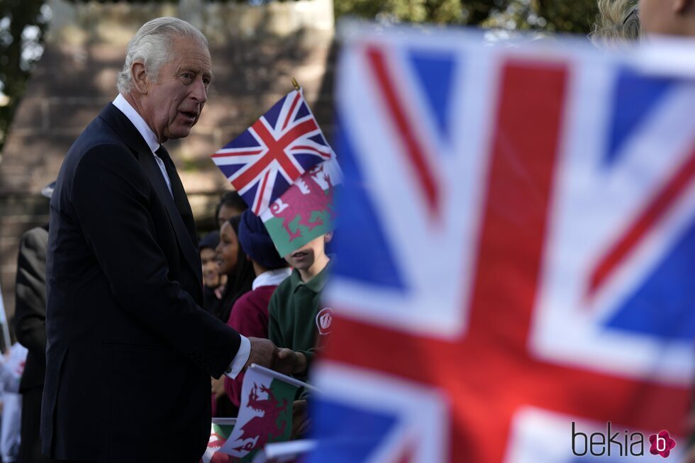 El Rey Carlos III saludan tras el servicio religioso por Isabel II en Cardiff