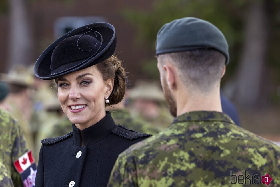 Kate Middleton en su visita a las tropas de la Commonwealth