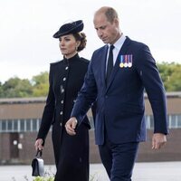 El Príncipe Guillermo y Kate Middleton visitando a las tropas de la Commonwealth