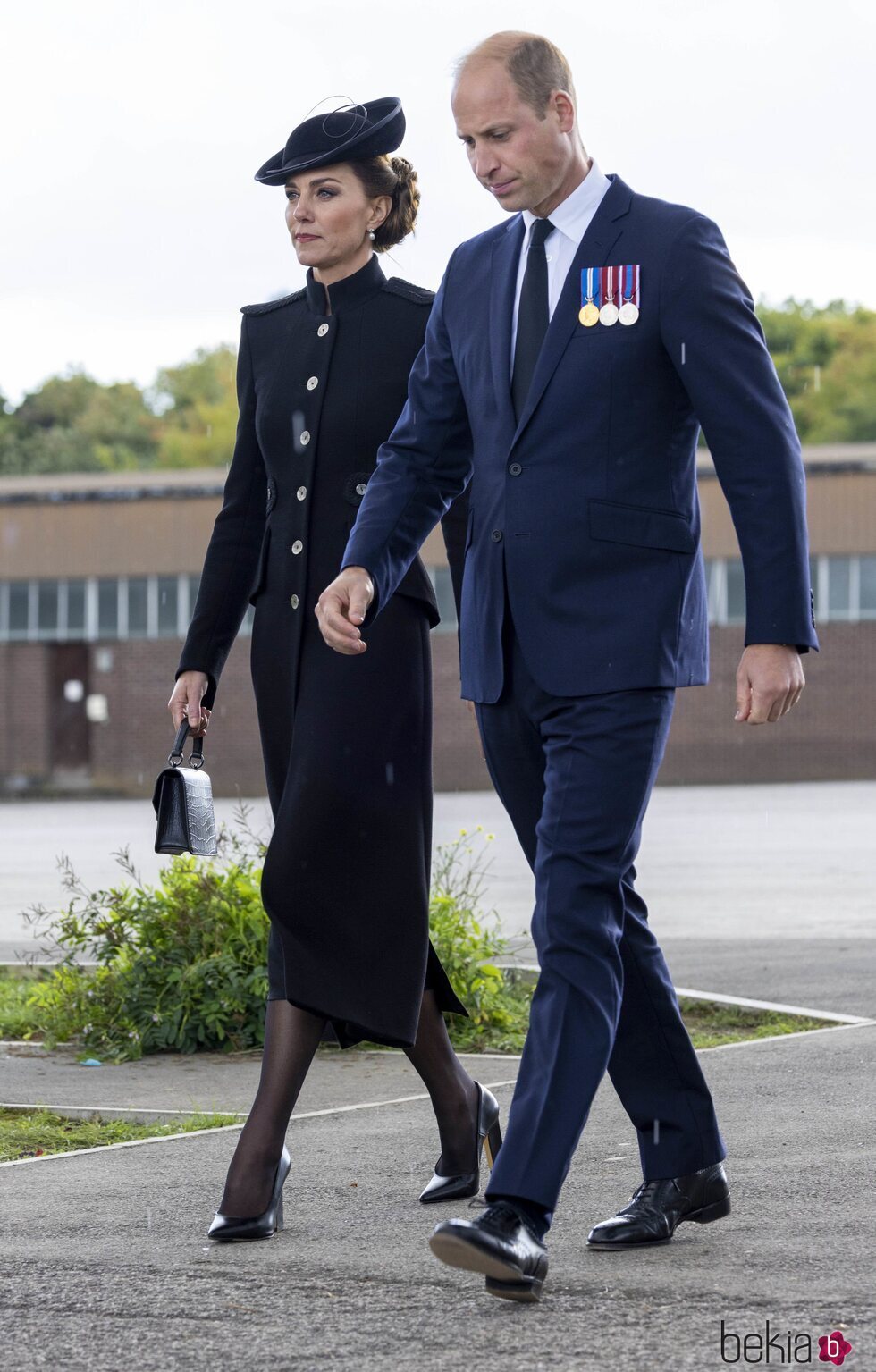 El Príncipe Guillermo y Kate Middleton visitando a las tropas de la Commonwealth