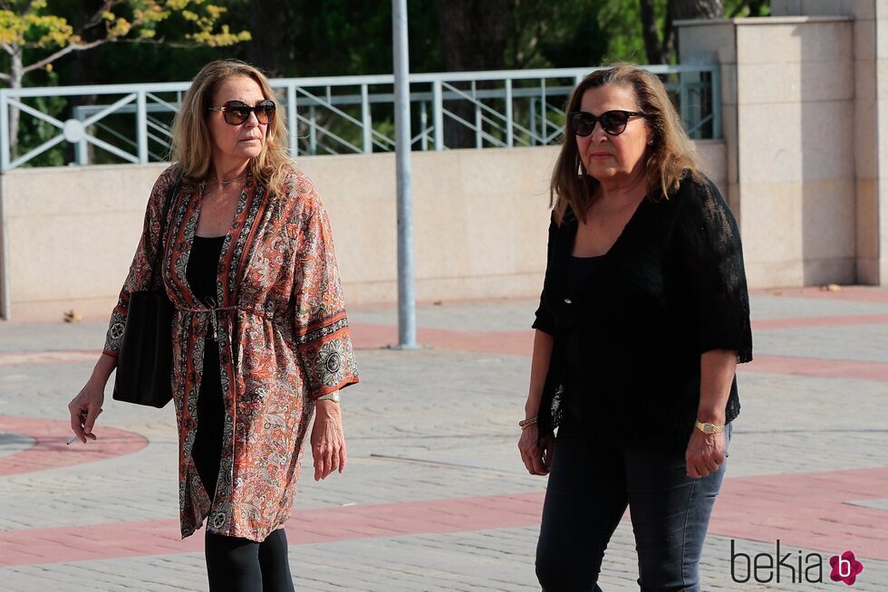 Las hermanas de Ana Obregón, Celia y Amalia, en el tanatorio tras la muerte de su padre