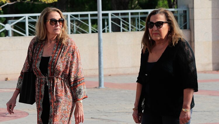 Las hermanas de Ana Obregón, Celia y Amalia, en el tanatorio tras la muerte de su padre