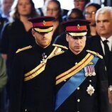 Los Príncipes Guillermo y Harry en la vigilia en su honor a la Reina Isabel II antes del funeral de Estado