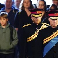 Los Príncipes Guillermo y Harry en la vigilia en su honor a la Reina Isabel II antes del funeral de Estado