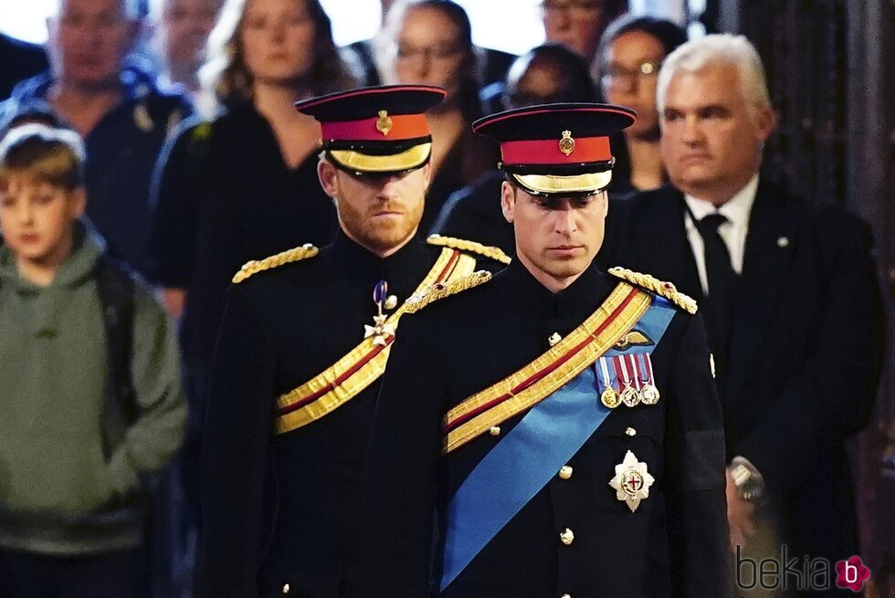 Los Príncipes Guillermo y Harry en la vigilia en su honor a la Reina Isabel II antes del funeral de Estado