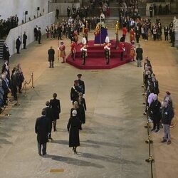 Los nietos de la Reina Isabel II desfilando en la vigilia en su honor antes del funeral de Estado