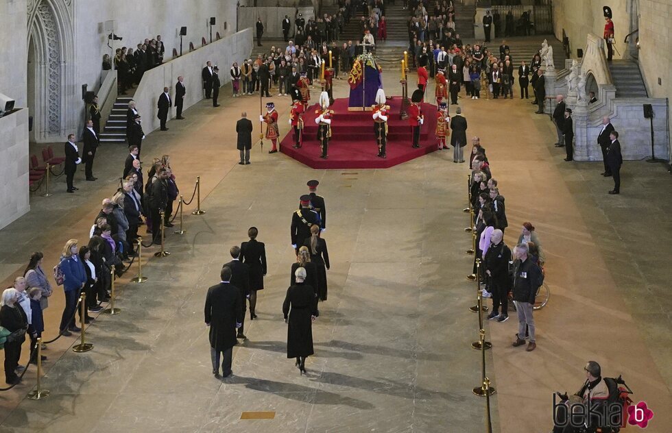 Los nietos de la Reina Isabel II desfilando en la vigilia en su honor antes del funeral de Estado