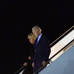 Joe Biden y su esposa Jill aterrizan en Londres para asistir al funeral de Isabel II