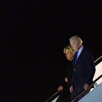 Joe Biden y su esposa Jill aterrizan en Londres para asistir al funeral de Isabel II