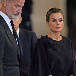 Los Reyes Felipe y Letizia en la capilla ardiente de Isabel II