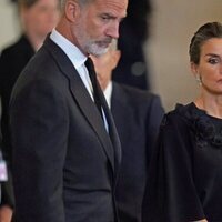 Los Reyes Felipe y Letizia en la capilla ardiente de Isabel II