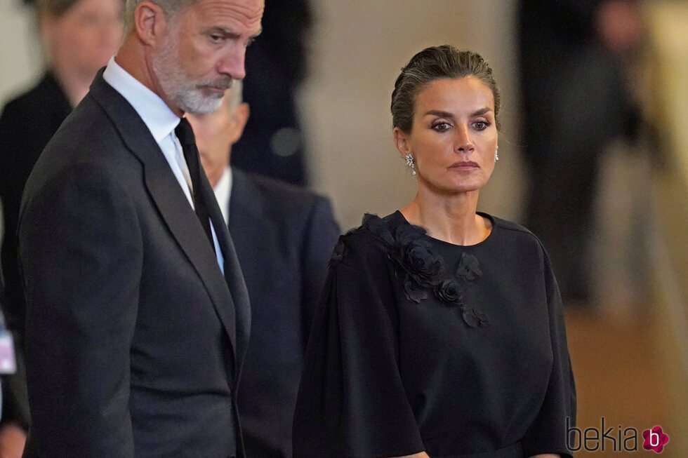 Los Reyes Felipe y Letizia en la capilla ardiente de Isabel II