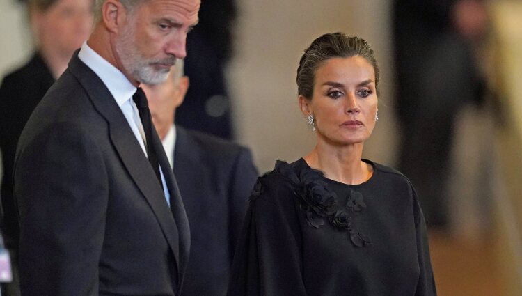 Los Reyes Felipe y Letizia en la capilla ardiente de Isabel II