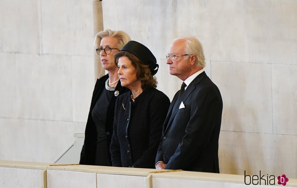 Los Reyes de Suecia visitan la capilla ardiente de la Reina Isabel II