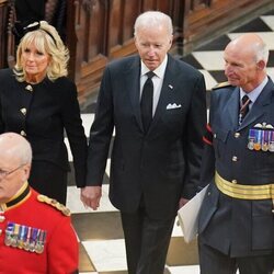 Joe Biden y Jill Biden entrando al funeral de estado de la Reina Isabel II