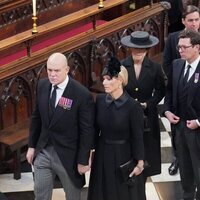 Zara Phillips y Mike Tindall, Eugenia de York y Jack Brooksbank y Beatriz de York y Edoardo Mappelli en el funeral de Isabel II