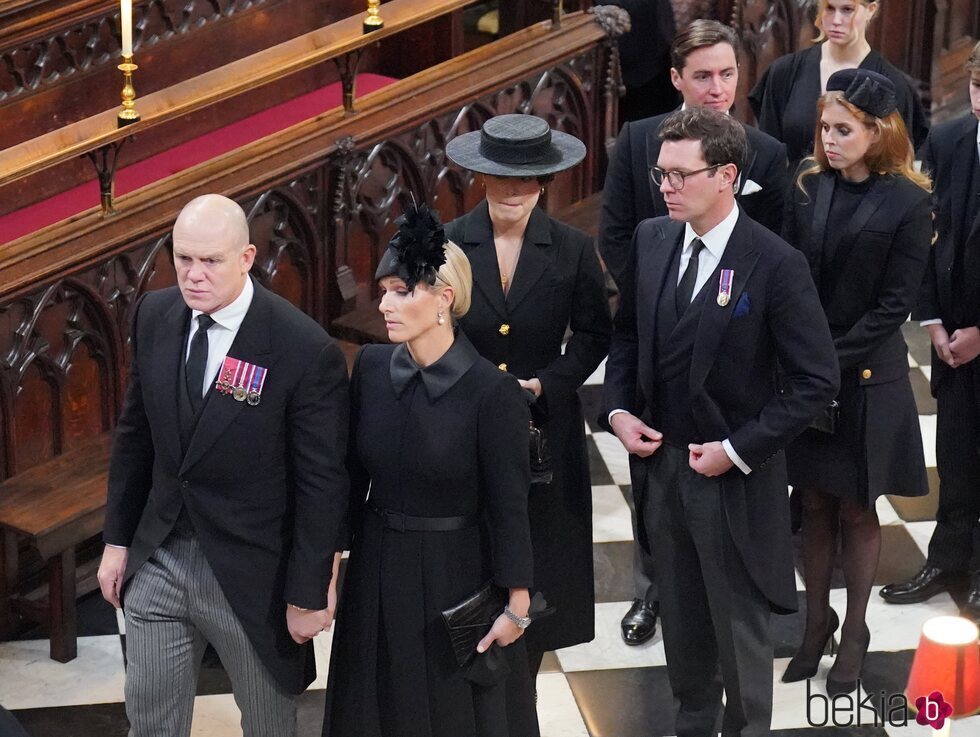 Zara Phillips y Mike Tindall, Eugenia de York y Jack Brooksbank y Beatriz de York y Edoardo Mappelli en el funeral de Isabel II