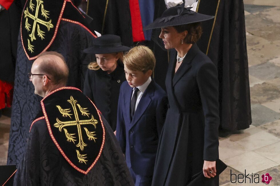 Kate Middleton, el Príncipe George y la Princesa Charlotte en el funeral de la Reina Isabel II