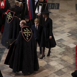 Kate Middleton, el Príncipe George y la Princesa Charlotte llegando al funeral de la Reina Isabel II