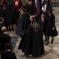 Kate Middleton, el Príncipe George y la Princesa Charlotte llegando al funeral de la Reina Isabel II