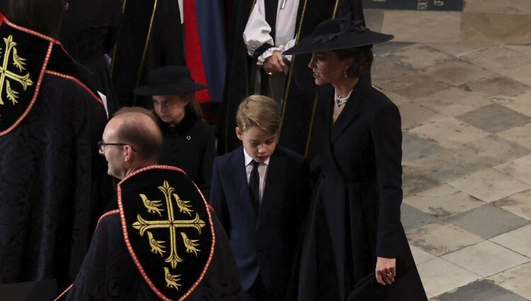 Kate Middleton, el Príncipe George y la Princesa Charlotte llegando al funeral de la Reina Isabel II