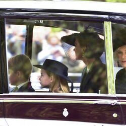 La Reina Camilla, Kate Middleton, el Príncipe George y la Princesa Charlotte llegan al funeral de la Reina Isabel II