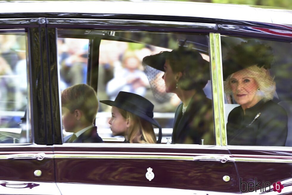 La Reina Camilla, Kate Middleton, el Príncipe George y la Princesa Charlotte llegan al funeral de la Reina Isabel II