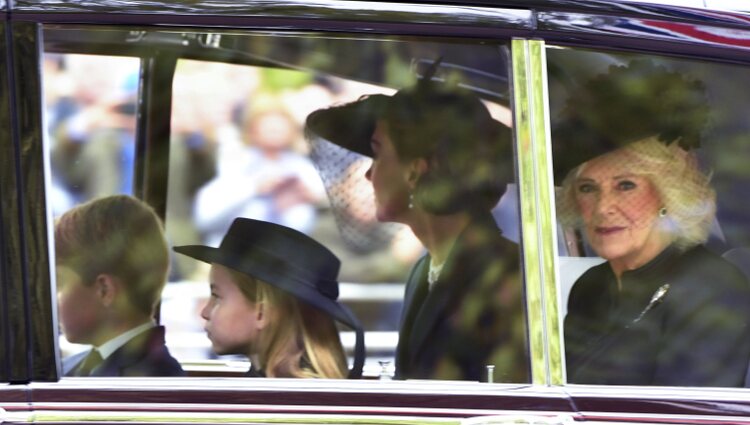 La Reina Camilla, Kate Middleton, el Príncipe George y la Princesa Charlotte llegan al funeral de la Reina Isabel II