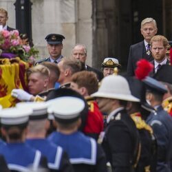 Los Príncipes Guillermo y Harry, la Princesa Ana y el Príncipe Andrés a la salida de Westminster Hall en el funeral de Isabel II