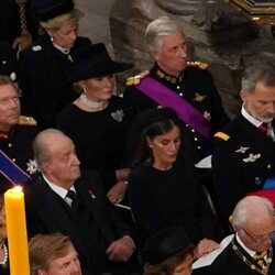 Los Reyes Felipe y Letizia acompañados de los Reyes eméritos Juan Carlos y Sofía en el funeral de Isabel II