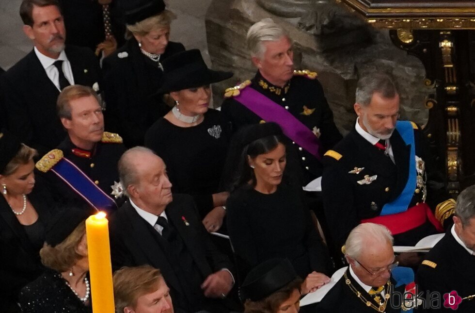 Los Reyes Felipe y Letizia acompañados de los Reyes eméritos Juan Carlos y Sofía en el funeral de Isabel II