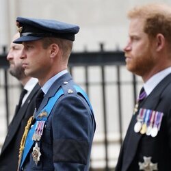 Los Príncipes Guillermo y Harry en el funeral de estado de la Reina Isabel II