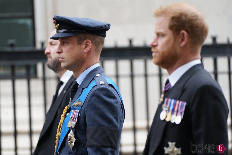 Los Príncipes Guillermo y Harry en el funeral de estado de la Reina Isabel II