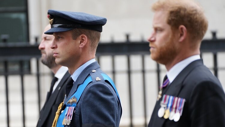 Los Príncipes Guillermo y Harry en el funeral de estado de la Reina Isabel II