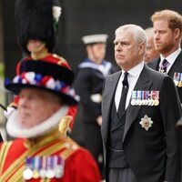 Los Príncipes Andrés y Harry en el funeral de la Reina Isabel II