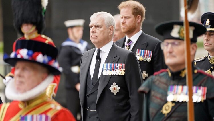 Los Príncipes Andrés y Harry en el funeral de la Reina Isabel II