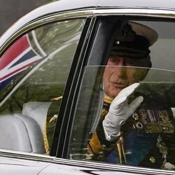 El Rey Carlos III saluda en el coche llegando al funeral de la Reina Isabel II