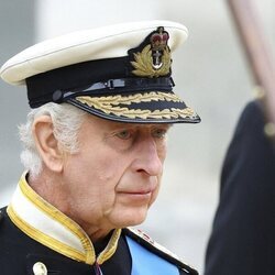 El Rey Carlos III detrás del féretro de la Reina Isabel II