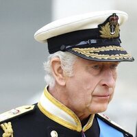 El Rey Carlos III detrás del féretro de la Reina Isabel II