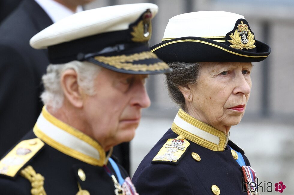 El Rey Carlos III y la Princesa Ana tras el féretro de la Reina Isabel II en su funeral