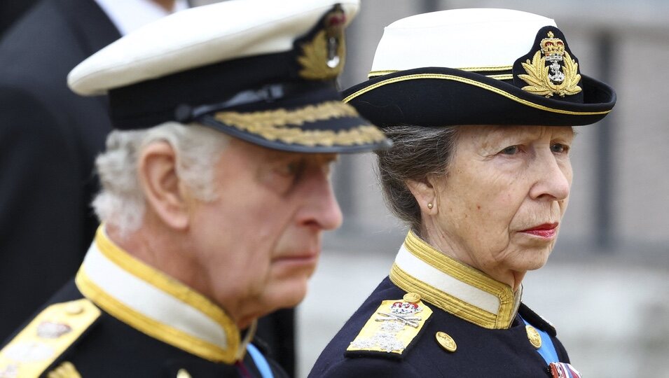 El Rey Carlos III y la Princesa Ana tras el féretro de la Reina Isabel II en su funeral