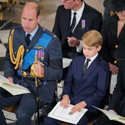 El Príncipe Guillermo y el Príncipe George en el funeral de la Reina Isabel II